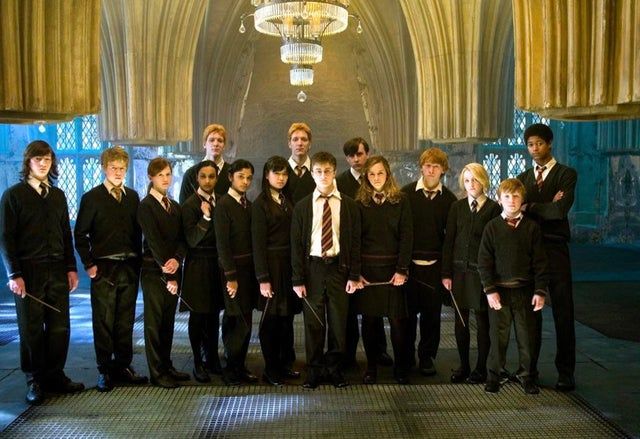 Ẩn ý Harry Potter: Ron mặc áo sờn, Voldermort ngày càng bay màu áo
