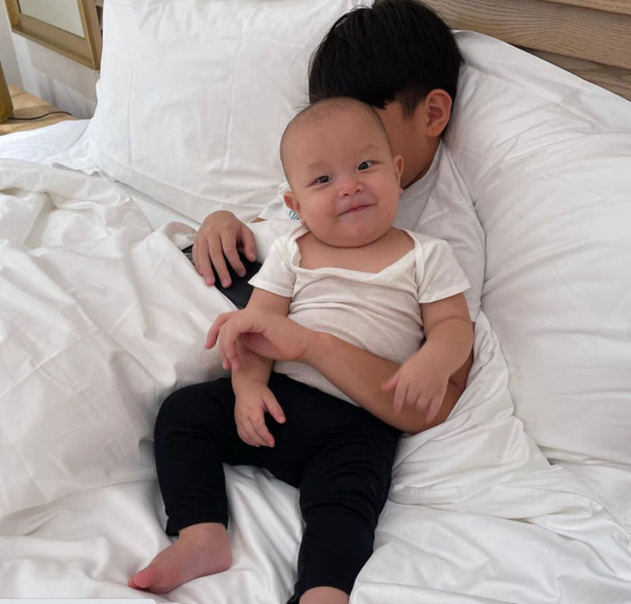 Anh hai Subeo chọc ghẹo cậu tư Leon, chị ba Lisa ngồi xa cười tủm tỉm