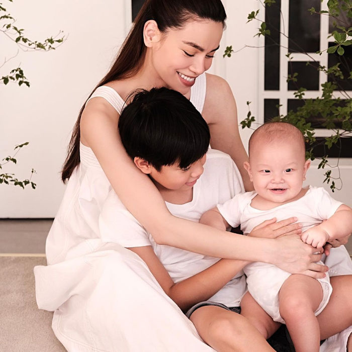 Anh hai Subeo chọc ghẹo cậu tư Leon, chị ba Lisa ngồi xa cười tủm tỉm