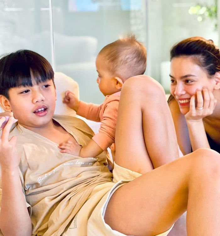 Anh hai Subeo chọc ghẹo cậu tư Leon, chị ba Lisa ngồi xa cười tủm tỉm