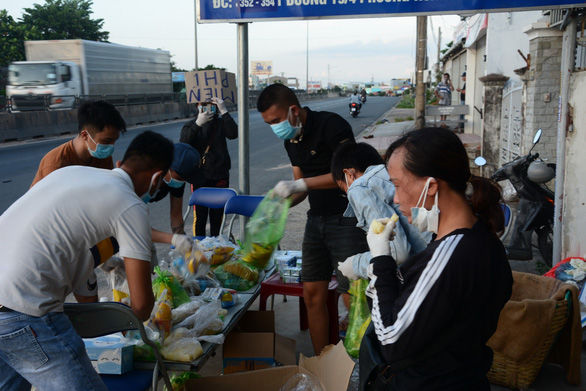 Bà cô có tấm lòng bồ tát, đã phát 120 triệu mệt quá ngồi nhai khoai mì