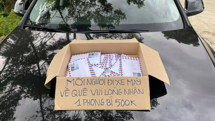 Bà con Long An soạn thanh long xếp 2 bên đường tặng người dân
