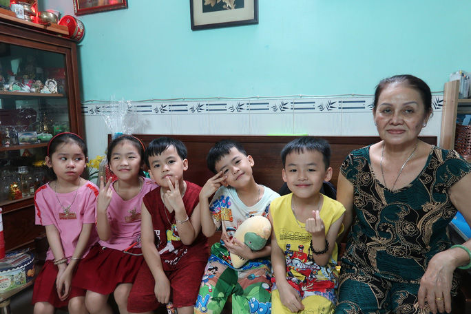 Bà mẹ sinh 5 đầu tiên ở Việt Nam: Đưa con đi học bị nhầm là xe ôm