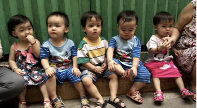 Bà mẹ sinh 5 đầu tiên ở Việt Nam: Đưa con đi học bị nhầm là xe ôm