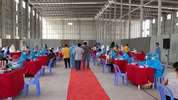 Gia đình bà Phương Hằng tổ chức tiêm vắc xin cho 7.000 công nhân