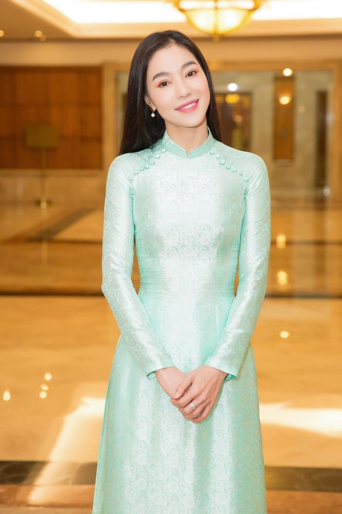 Bà trùm Hoa hậu: Ngày nấu ngàn suất cơm, tối cắt tóc cho bếp viên