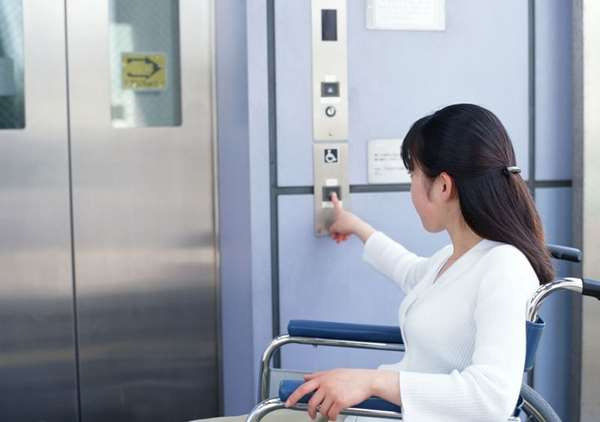Vì sao thang máy lại lắp gương, đừng ngạc nhiên khi biết câu trả lời