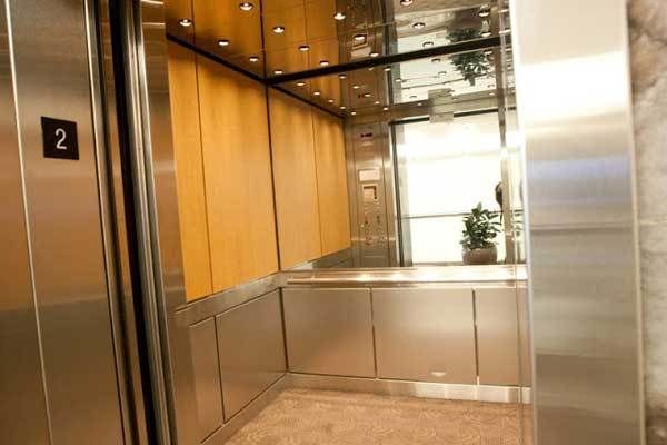 Vì sao thang máy lại lắp gương, đừng ngạc nhiên khi biết câu trả lời