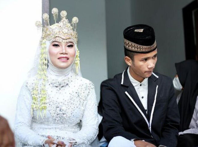 Bạn gái cũ đến phá đám cưới, chàng trai cưới luôn làm vợ thứ 2