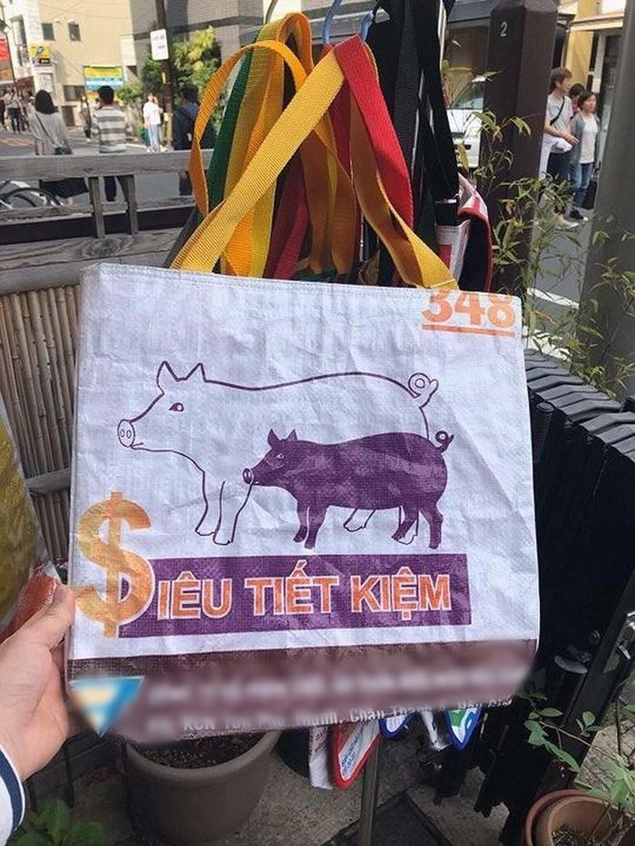 Bao bì cám con cò đổ bỏ ở VN thành túi hiệu ở nước ngoài