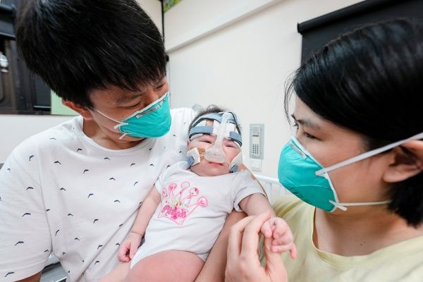 Sau 13 tháng nằm viện, bé sinh non nhỏ nhất thế giới đã được về nhà