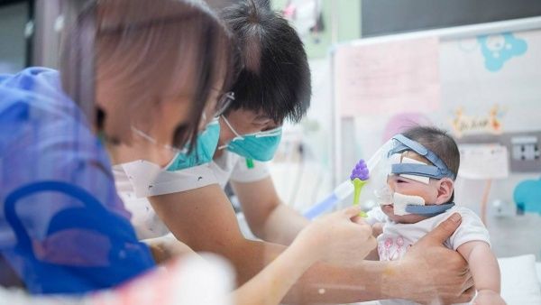 Sau 13 tháng nằm viện, bé sinh non nhỏ nhất thế giới đã được về nhà