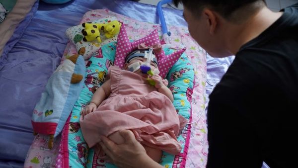 Sau 13 tháng nằm viện, bé sinh non nhỏ nhất thế giới đã được về nhà