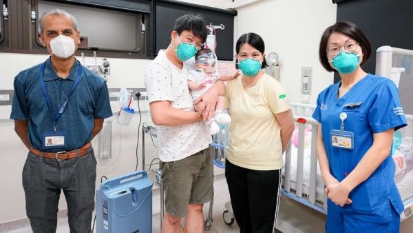 Sau 13 tháng nằm viện, bé sinh non nhỏ nhất thế giới đã được về nhà