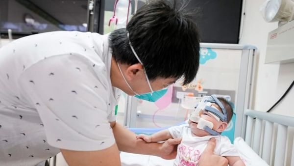 Sau 13 tháng nằm viện, bé sinh non nhỏ nhất thế giới đã được về nhà