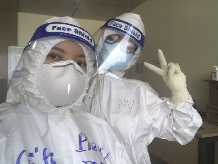 Bác sĩ đang làm nhiệm vụ thì gặp gia đình là F0: mong họ bình an
