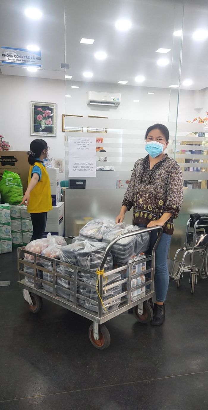 Bếp cơm từ thiện hỗ trợ SG chống dịch: Vì nơi này đã nuôi sống mình