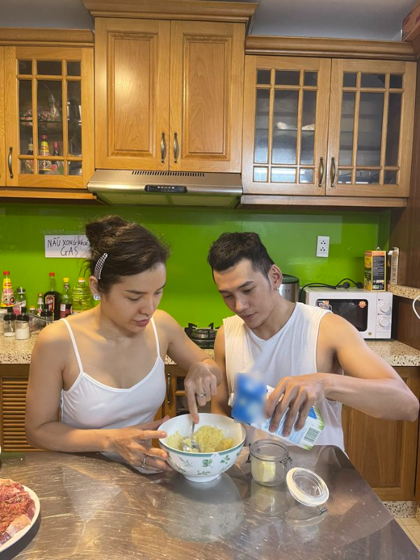 Bị chê nhợt nhạt, Phương Trinh Jolie để luôn mặt mộc bên bạn trai