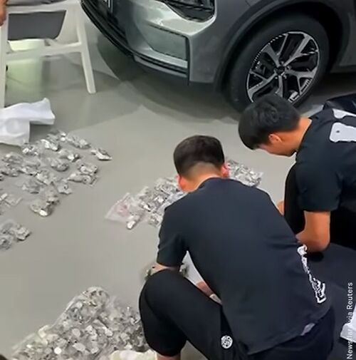 Bố mang 17 bao tiền xu mua ô tô cho con: 20 người đếm 3 tiếng mới xong