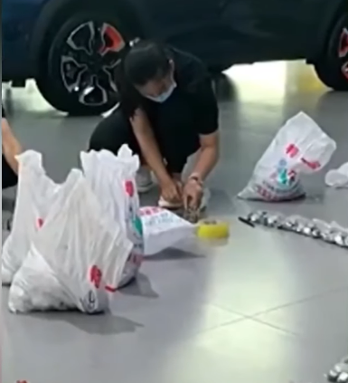 Bố mang 17 bao tiền xu mua ô tô cho con: 20 người đếm 3 tiếng mới xong