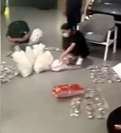 Bố mang 17 bao tiền xu mua ô tô cho con: 20 người đếm 3 tiếng mới xong
