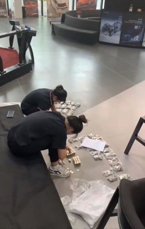 Bố mang 17 bao tiền xu mua ô tô cho con: 20 người đếm 3 tiếng mới xong