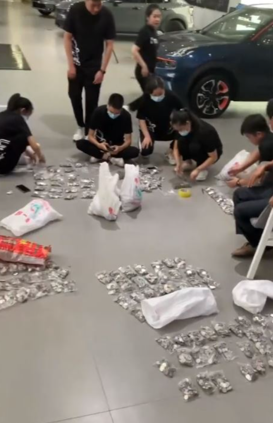 Bố mang 17 bao tiền xu mua ô tô cho con: 20 người đếm 3 tiếng mới xong