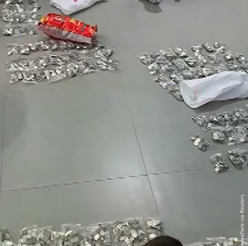 Bố mang 17 bao tiền xu mua ô tô cho con: 20 người đếm 3 tiếng mới xong