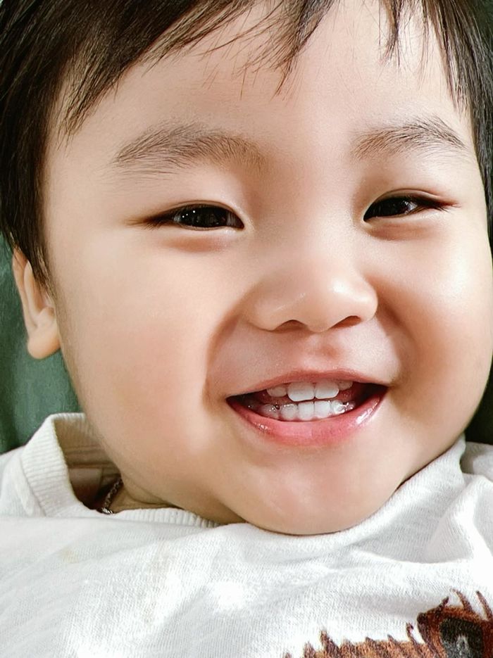 Bo Thúi đưa hai tay mẹ cho con xem tivi còn biết nịnh câu giờ