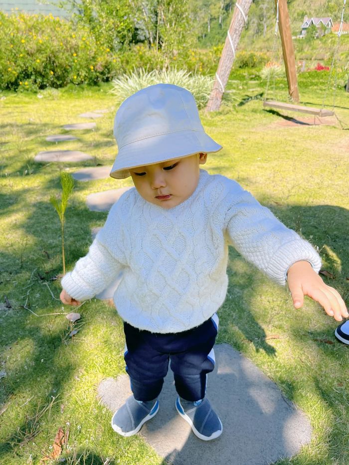 Bo Thúi đưa hai tay mẹ cho con xem tivi còn biết nịnh câu giờ