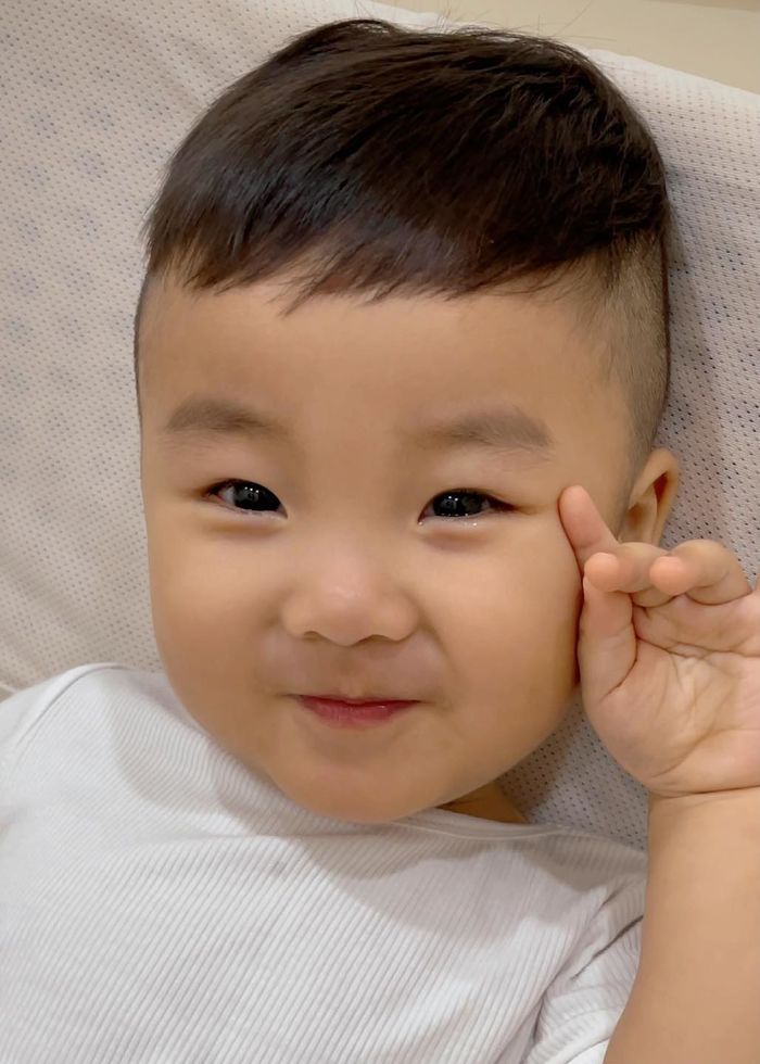 Bo Thúi đưa hai tay mẹ cho con xem tivi còn biết nịnh câu giờ