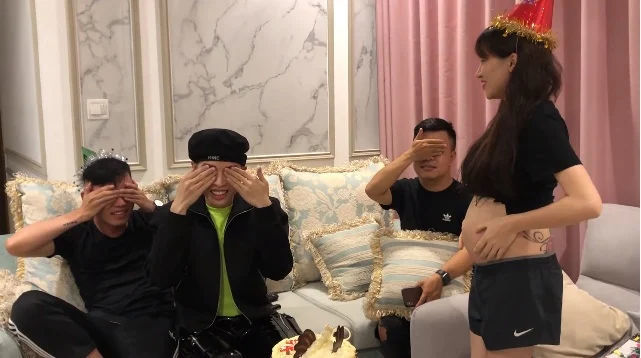 Bo thúi nói yêu mẹ Hoà Minzy, còn dùng 2 tay diễn tả to ơi là to