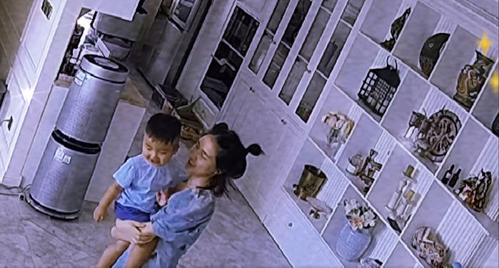 Bo thúi nói yêu mẹ Hoà Minzy, còn dùng 2 tay diễn tả to ơi là to