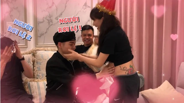 Bo thúi nói yêu mẹ Hoà Minzy, còn dùng 2 tay diễn tả to ơi là to