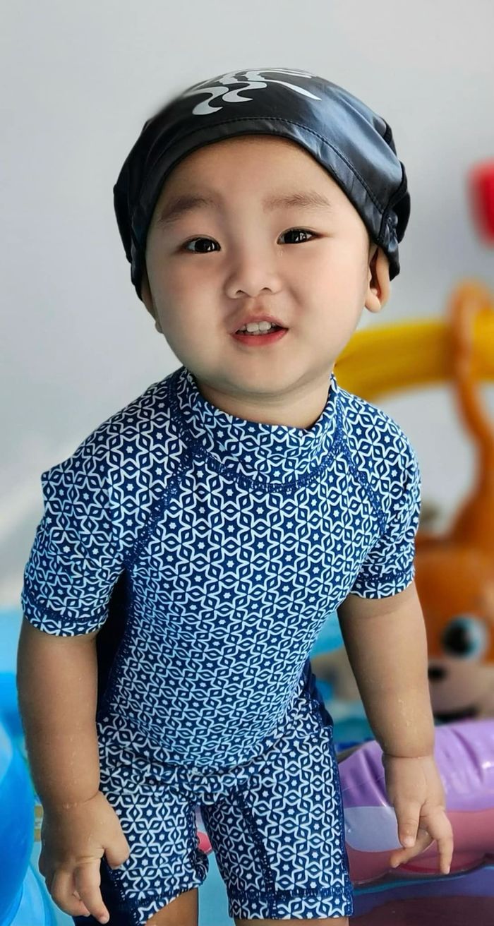 Bo thúi tự khen mình đẹp trai, tháo giày còn xếp ngay ngắn trên kệ