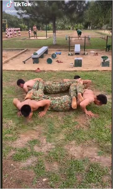 Tập thể dục theo kiểu quân đội, nhờ vậy mà anh nào cũng toàn múi