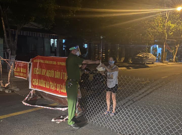 Các anh công an rộn ràng chuẩn bị quà cho dân, CĐM nhìn mà háo hức