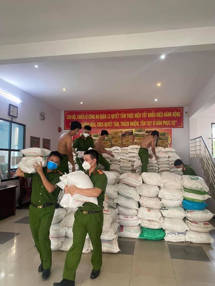 Các anh công an rộn ràng chuẩn bị quà cho dân, CĐM nhìn mà háo hức