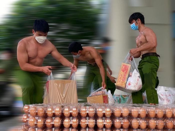 Các anh công an rộn ràng chuẩn bị quà cho dân, CĐM nhìn mà háo hức