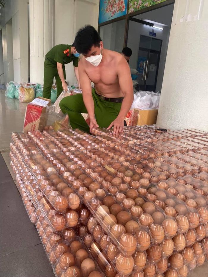 Các anh công an rộn ràng chuẩn bị quà cho dân, CĐM nhìn mà háo hức