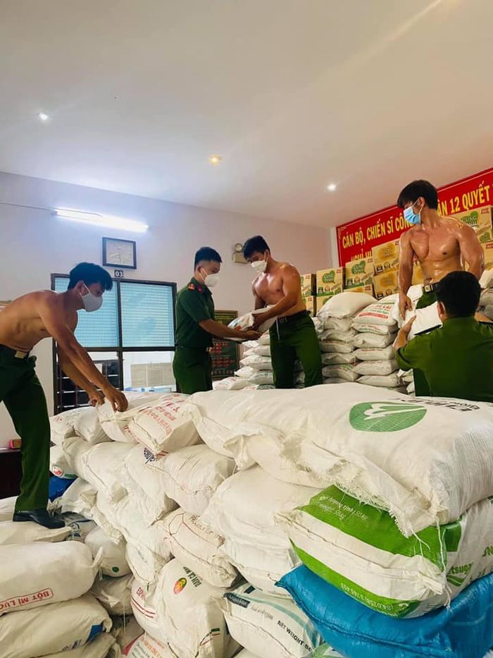 Các anh công an rộn ràng chuẩn bị quà cho dân, CĐM nhìn mà háo hức