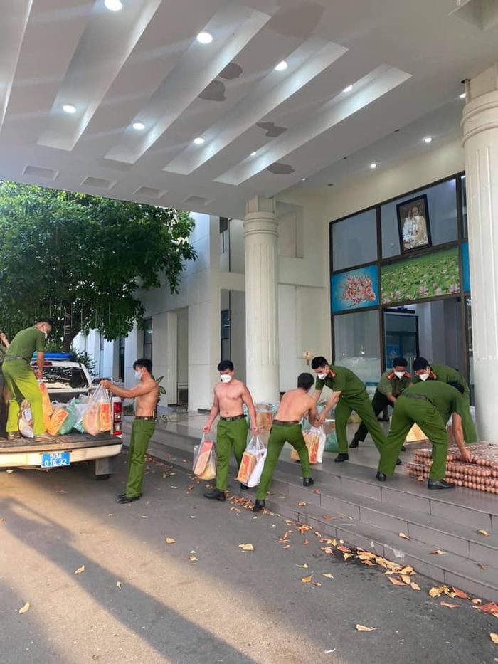 Các anh công an rộn ràng chuẩn bị quà cho dân, CĐM nhìn mà háo hức