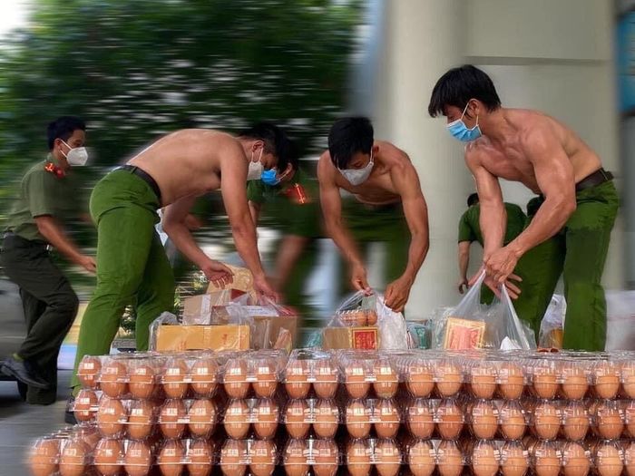 Các anh công an rộn ràng chuẩn bị quà cho dân, CĐM nhìn mà háo hức