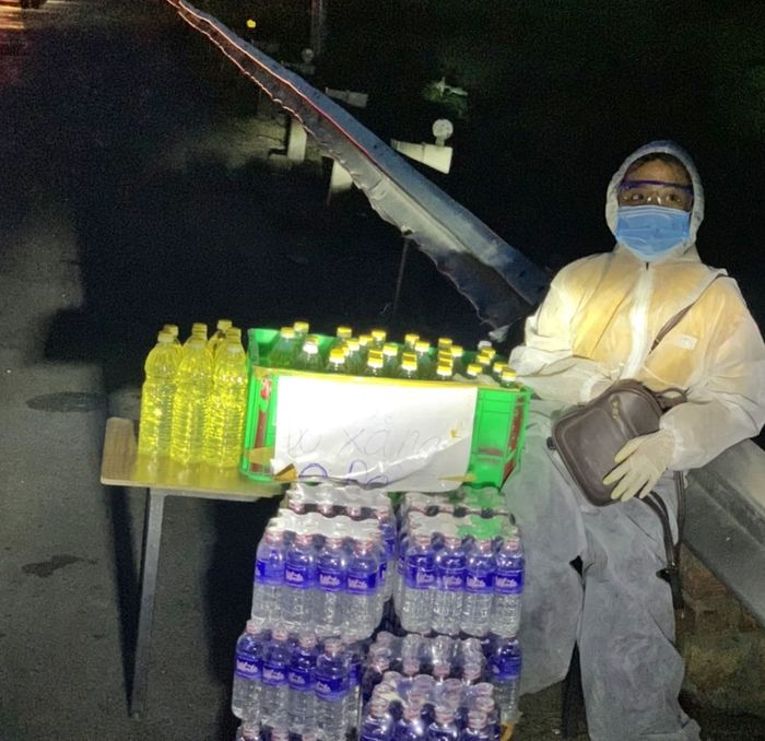 Cảm động 2 vợ chồng dang nắng tặng xăng cho bà con hồi hương