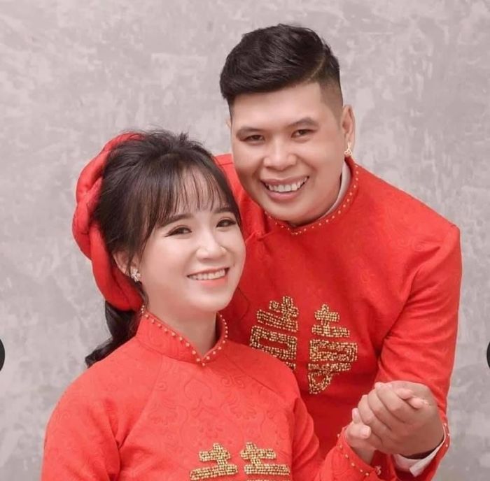 Cảm động 2 vợ chồng dang nắng tặng xăng cho bà con hồi hương