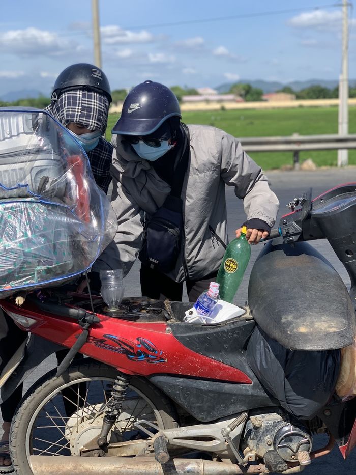 Cảm động 2 vợ chồng dang nắng tặng xăng cho bà con hồi hương