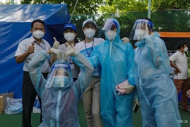 Cảm động hình ảnh TNV đội mưa ngồi ở điểm trực tiêm vắc xin