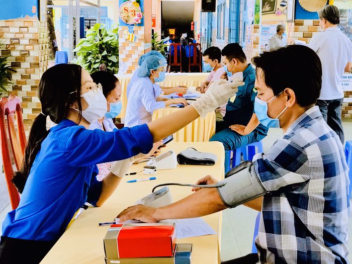Cảm động hình ảnh TNV đội mưa ngồi ở điểm trực tiêm vắc xin