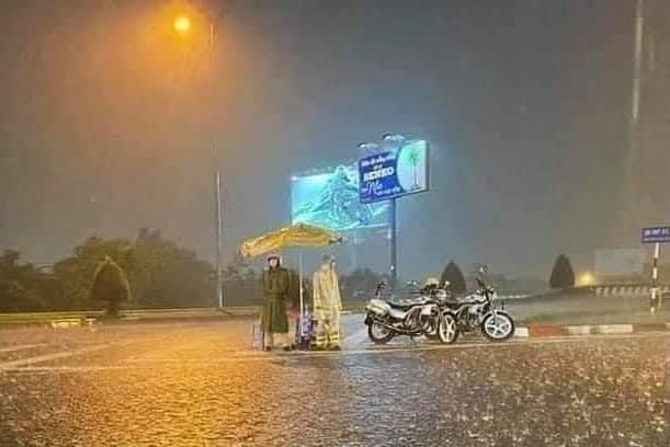 Cảm động hình ảnh TNV đội mưa ngồi ở điểm trực tiêm vắc xin