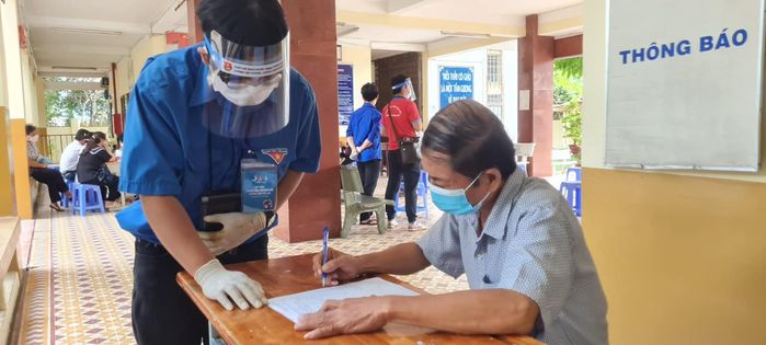 Cảm động hình ảnh TNV đội mưa ngồi ở điểm trực tiêm vắc xin